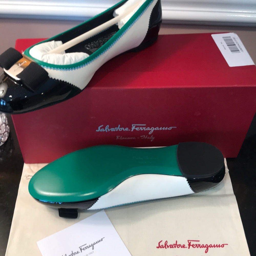 Salvatore Ferragamo Varina flats whT/bl/green 8M - Picture 4 of 7